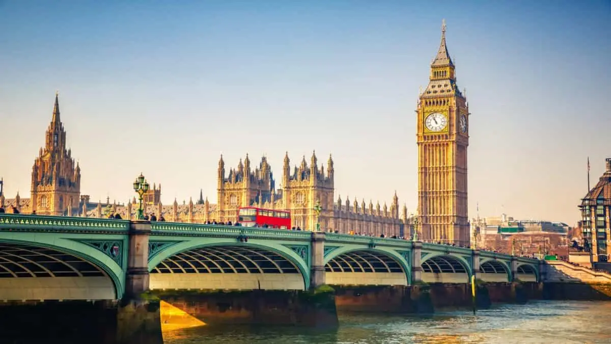 uk-probe-crypto-sector-banking-challenges
